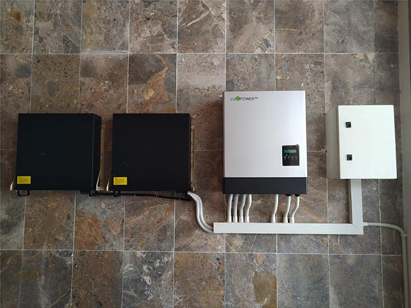 Inversor solar conectado à rede vs. não conectado à rede