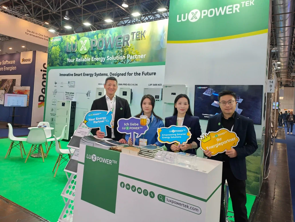 Exposição LuxpowerTek na Alemanha. Evento sobre soluções solares. Foto do evento.